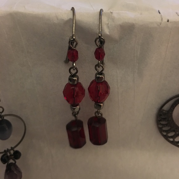 5 Beautiful pairs of dangle earrings. - Picture 4 of 6